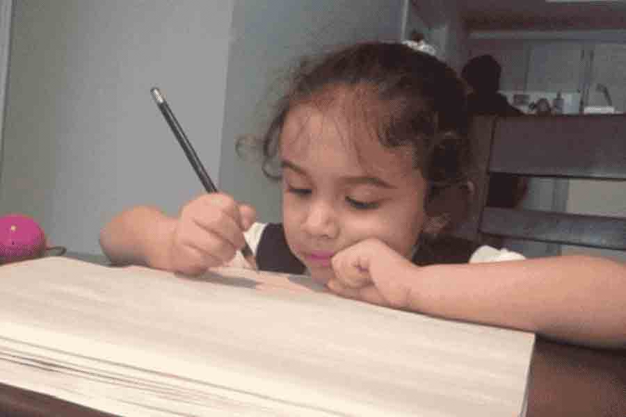 Geraldine Arias escribiendo cuando era ni&ntilde;a.