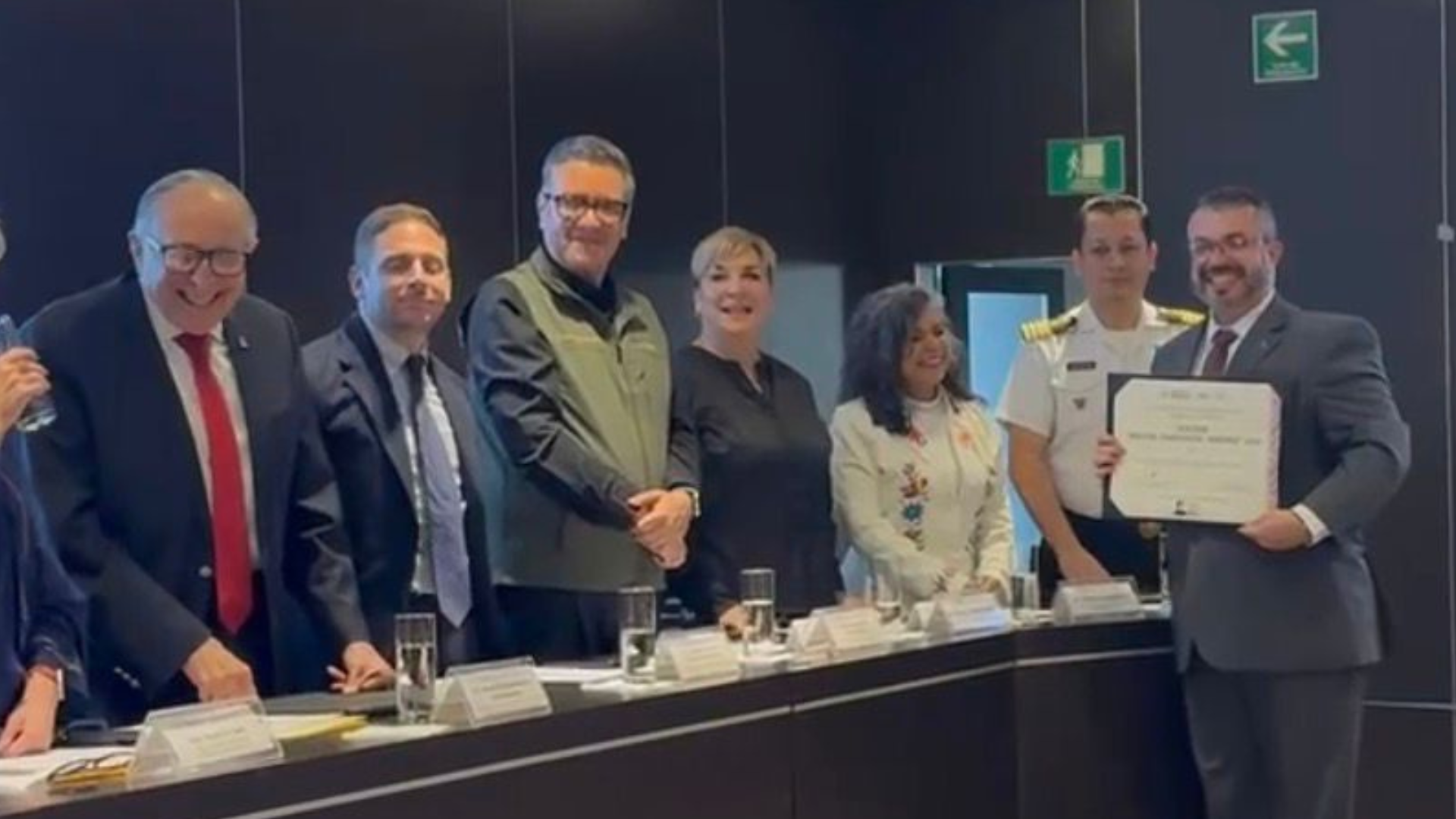 Doctor Carlos Moreno recibiendo su reconocimiento en Ciudad de M&eacute;xico por el Consejo de Salubridad General