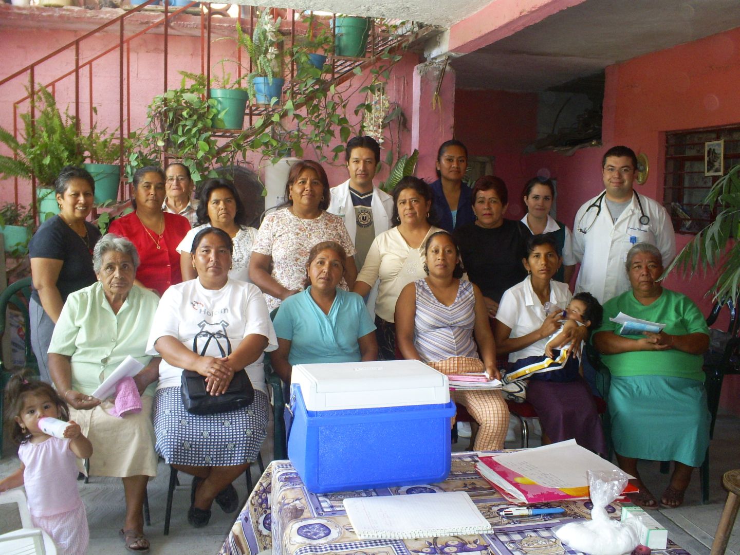 Doctor Carlos Moreno en una brigada m&eacute;dica en 2009