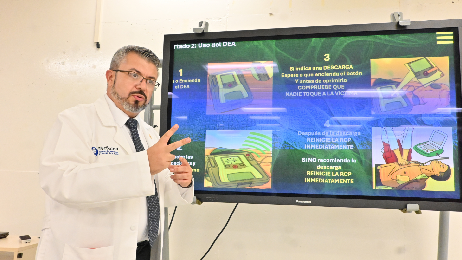 Doctor Carlos Moreno impartiendo una clase con recursos tecnol&oacute;gicos