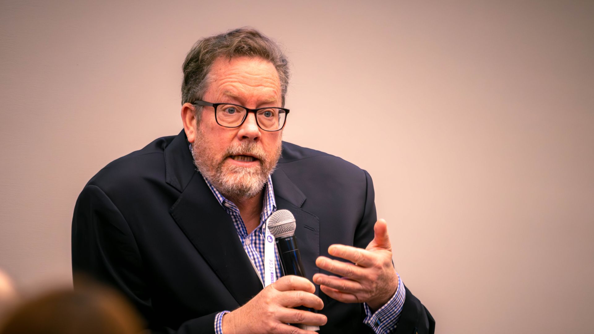 Douglas Lynch, investigador senior de USC Rossier, tomó el micrófono durante el panel y subrayó que la transformación educativa con IA ocurre cuando el aprendizaje vuelve a ser el centro y no la tecnología