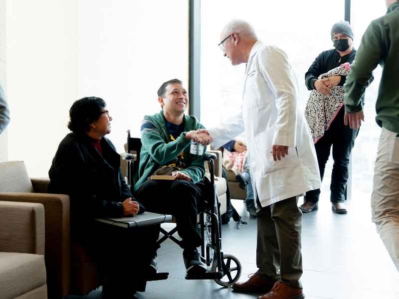 Dr. Héctor Ramón Martínez con paciente en la Clínica ELA.