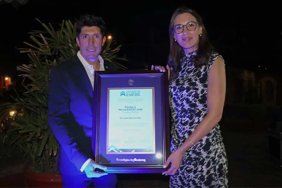 EXTAEC recibe placa conmemorativa con su nombre 