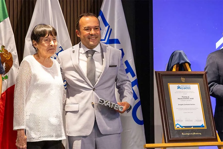 Emigdio en la ceremonia de premiaci&oacute;n al M&eacute;rito EXATEC 2026. Foto: Jared Gonz&aacute;lez.