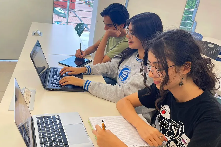 Estudiantes de ingenier&iacute;a de Campus Ciudad Obreg&oacute;n tomando la certificaci&oacute;n | Foto: Camila Leyva Flores