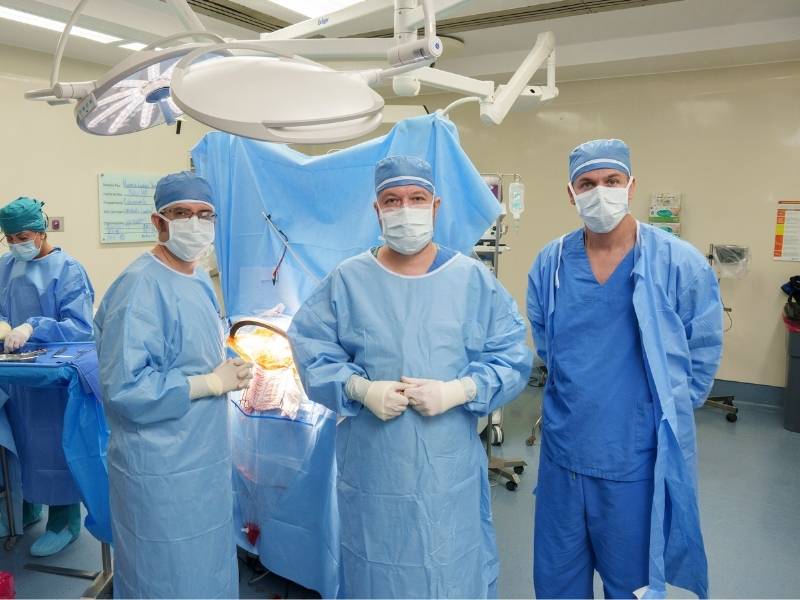 Equipo m&eacute;dico de TecSalud realiza un procedimiento de estimulaci&oacute;n cerebral profunda con tecnolog&iacute;a de precisi&oacute;n.