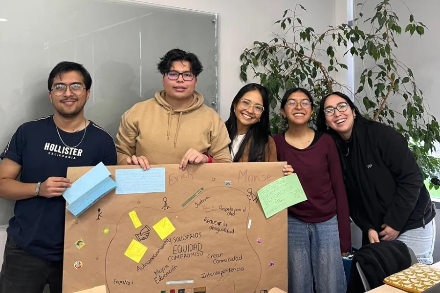 Los estudiantes colaboraron en equipos internacionales