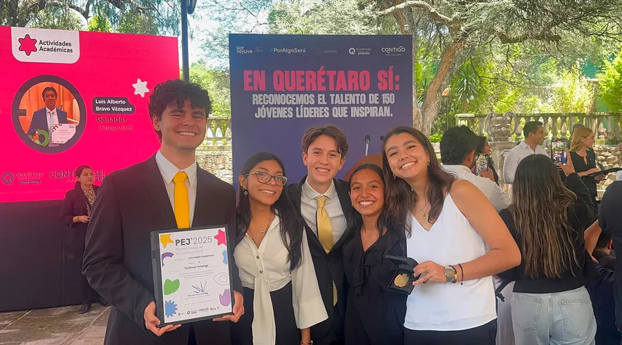 Estudiantes de PrepaTec Querétaro son reconocidos con el Premio Estatal de la Juventud por sus actividades académicas de robótica. 