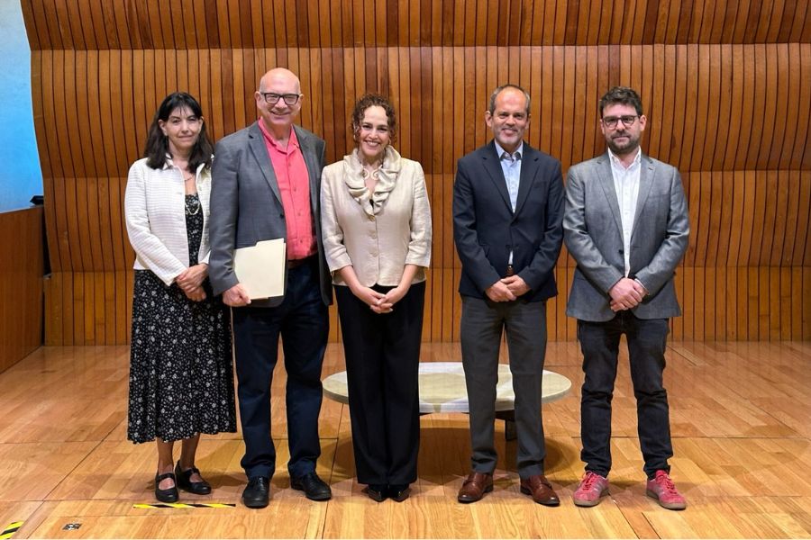Cinco representantes del Tecnol&oacute;gico de Monterrey y El Colegio Nacional posan durante el anuncio oficial de la participaci&oacute;n de El Colegio Nacional como Invitado de Honor de la FIL Monterrey 2026.