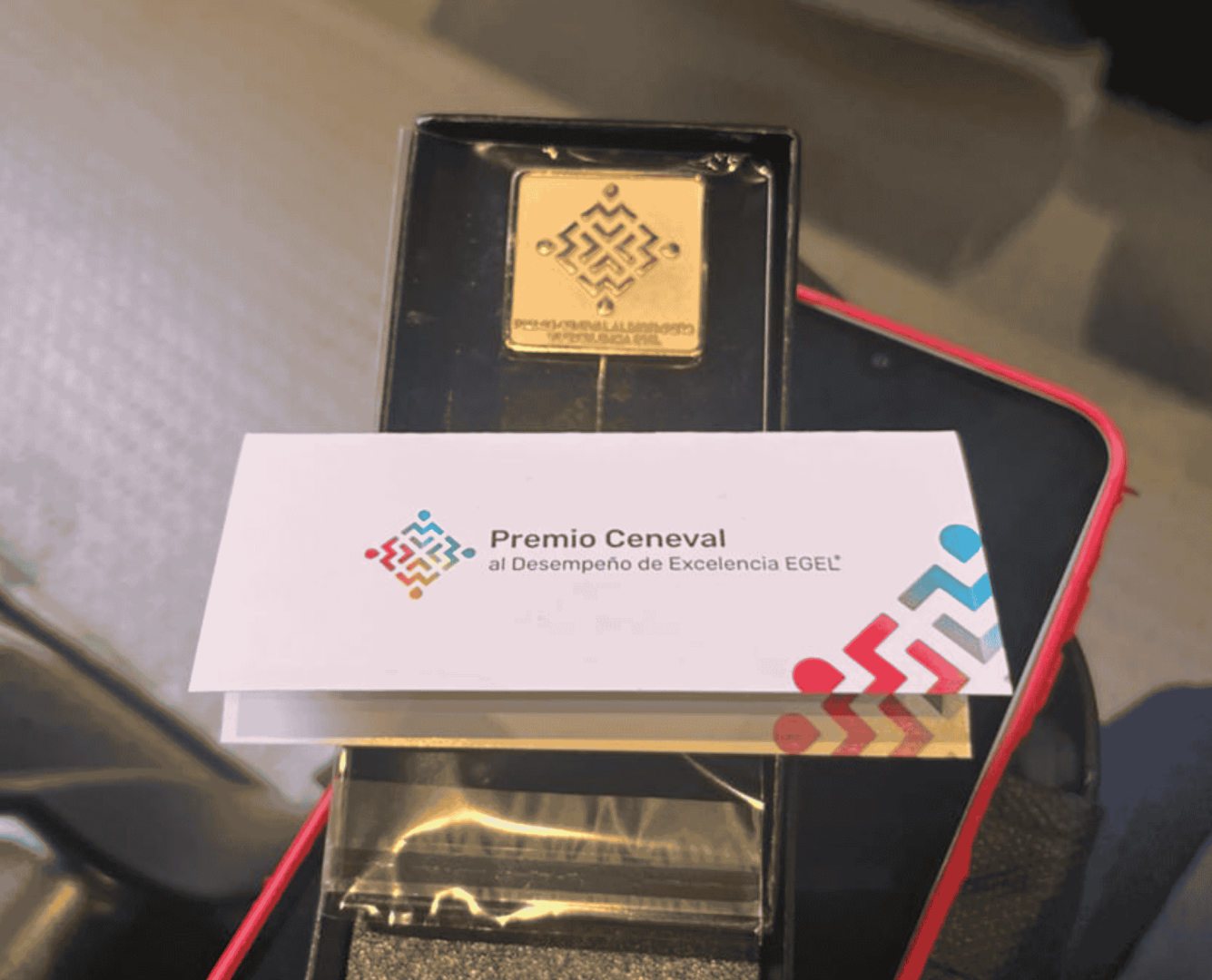 Fistol que reciben los acreedores al Premio Ceneval al Desempeño de Excelencia EGEL.