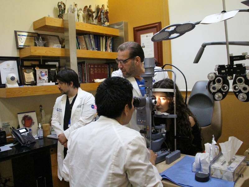 M&eacute;dico especialista gu&iacute;a a un estudiante durante una consulta oftalmol&oacute;gica en TecSalud.