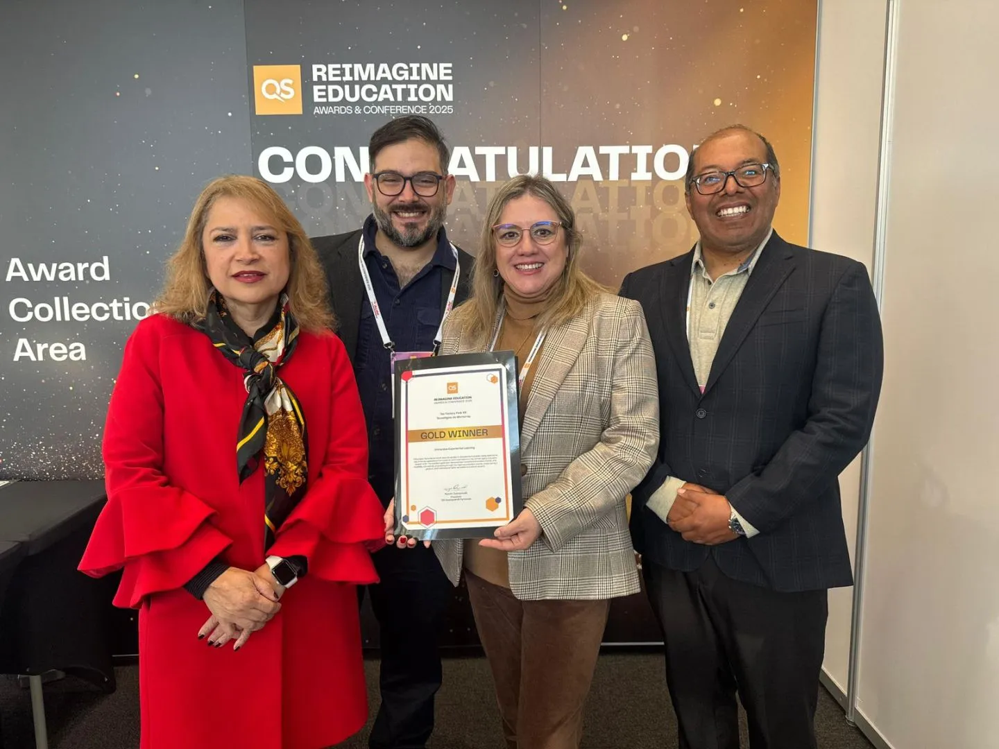 Miguel Rocha y sus miembros del equipo de Tec Factory Park, la plataforma inmersiva reconocida con oro en los QS Reimagine Education Awards 2025.