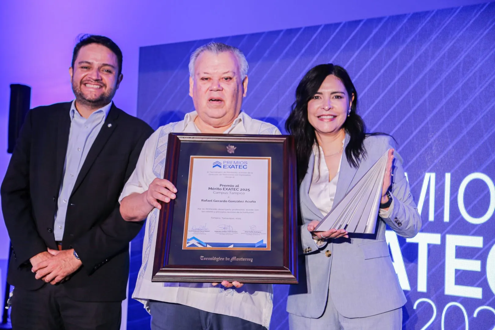 Rafael González Acuña recibió el Premio al Mérito EXATEC 2025 por su compromiso social con la comunidad tampiqueña. 