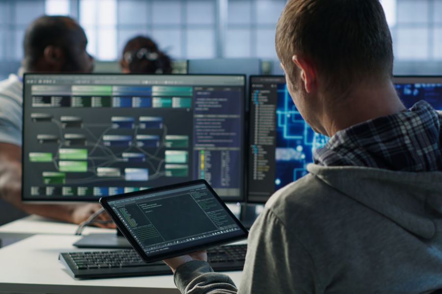 Inform&aacute;tico en el centro de datos utiliza redes neuronales de inteligencia artificial haciendo procesos de computaci&oacute;n. Especialista inform&aacute;tico que trabaja en tabletas con algoritmos de aprendizaje autom&aacute;tico de IA,