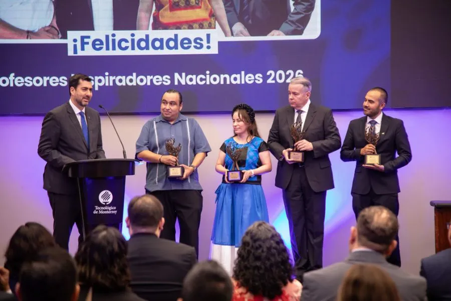 Juan Pablo Murra posa junto a las y los cuatro docentes reconocidos con el Premio Profesor Inspirador Nacional 2026 mientras sostienen sus galardones en el escenario.