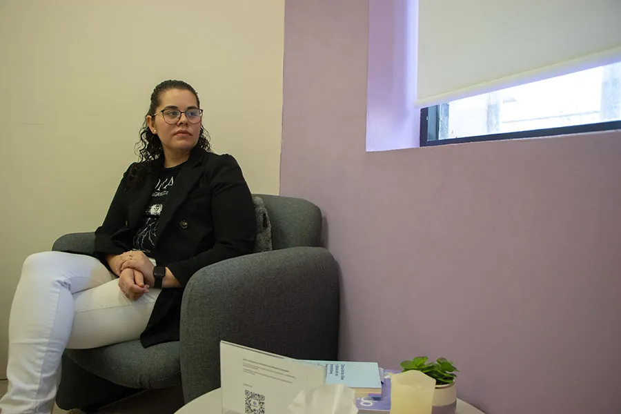 Lider bienestar estudiantil reflexionando en su oficina