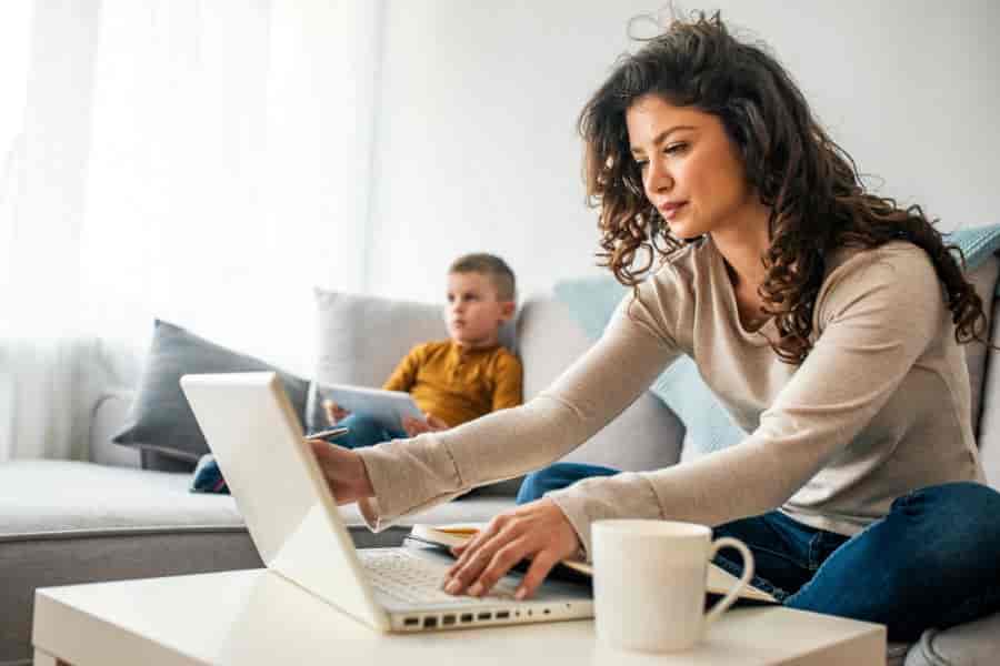 Mamá moderna haciendo home office