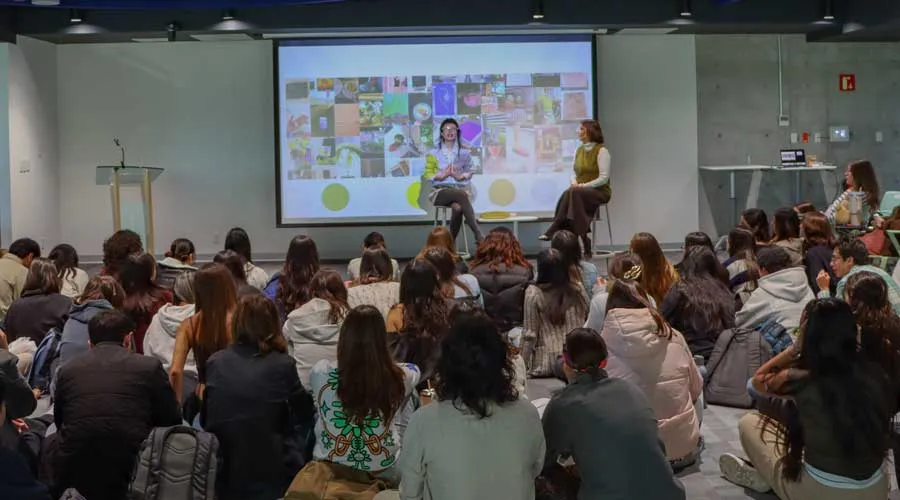 María Bottle egresada de PrepaTec comparte consejos para proceso creativo del arte