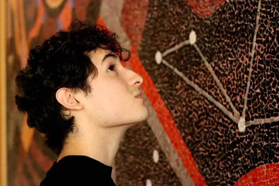 Mauricio Villarreal frente a mural en Rector&iacute;a.