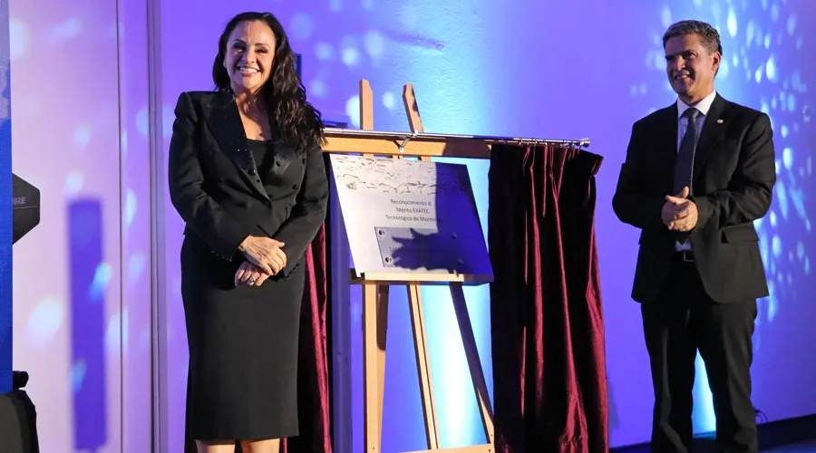 Tania Paola Ruiz Castro, recibió el Premio al mérito EXATEC por su contribución y generosidad a la sociedad civil queretana. 