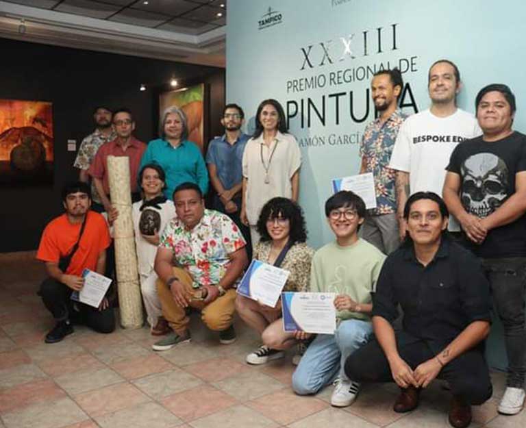 Carlos Arturo junto a participantes del Premio Regional de Pintura