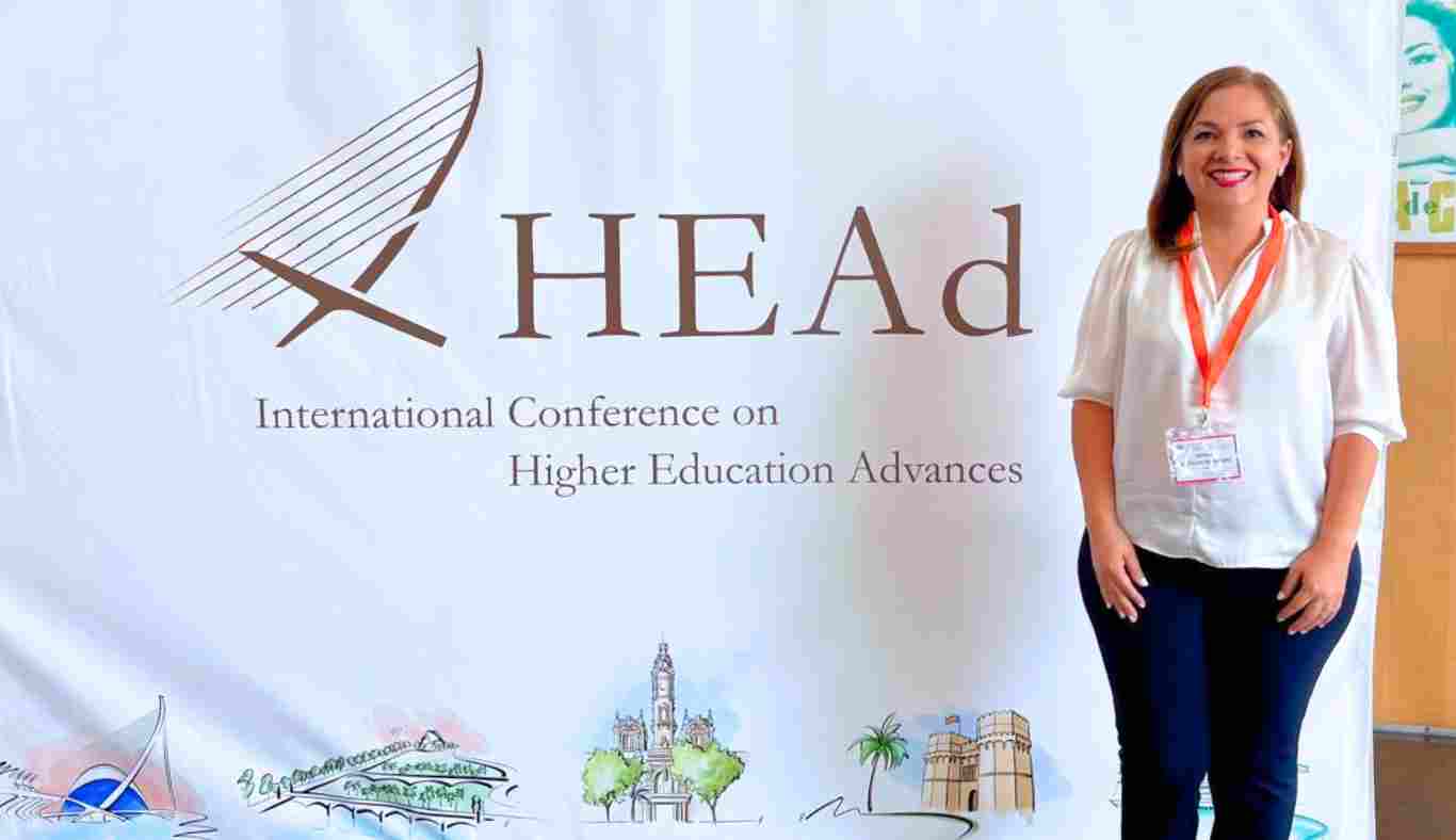 Adriana Morales en Valencia, España como ponente de innovación educativa.