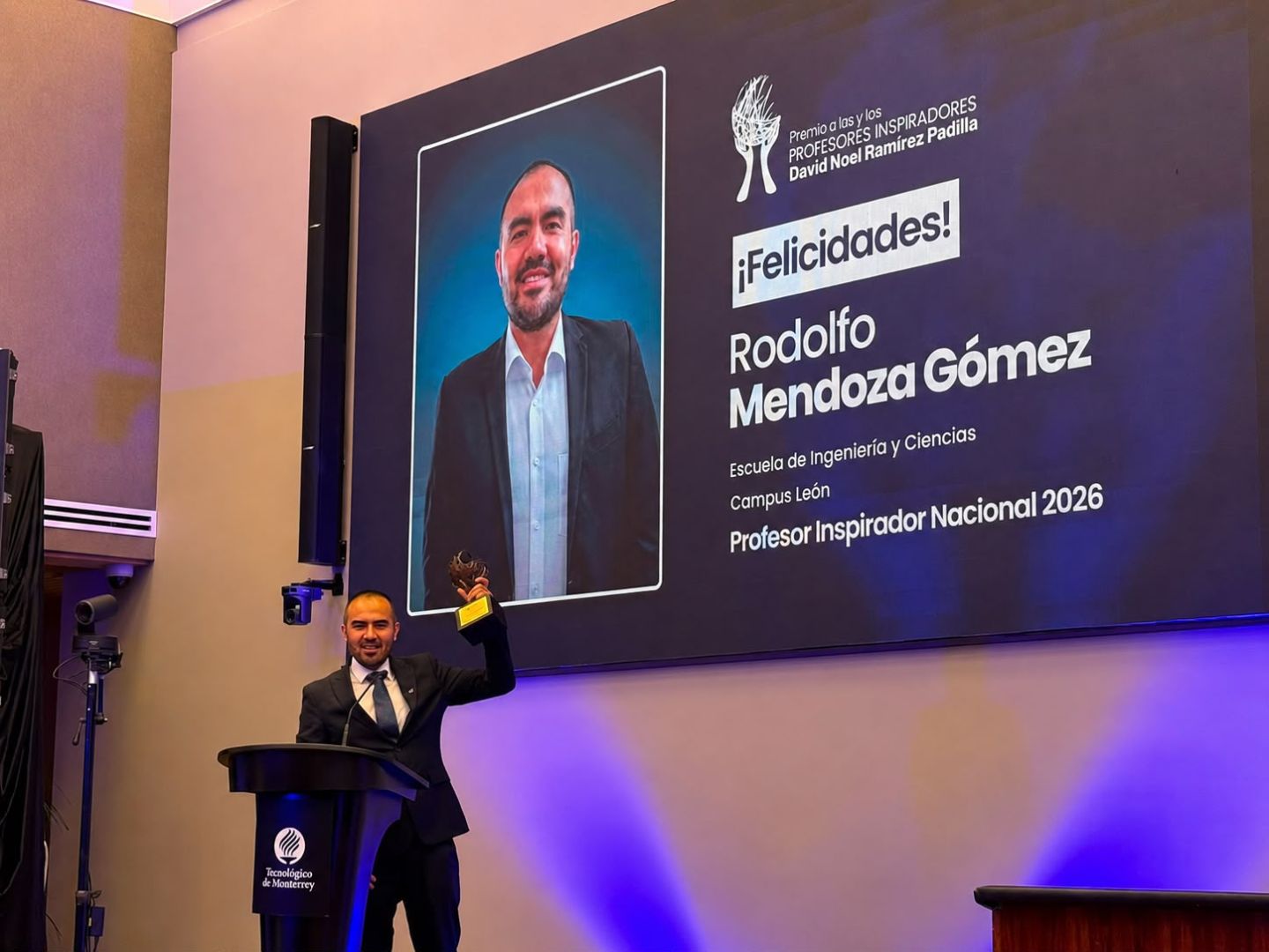 Rodolfo Mendoza renoció a sus alumnos en su discruso.