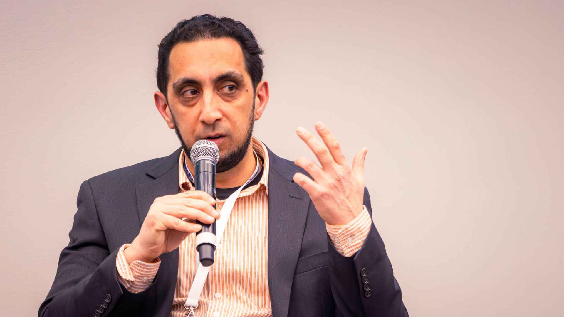 Sepehr Vakil, profesor asociado de Northwestern University, tomó el micrófono en el escenario durante el panel y destacó la importancia de entender el aprendizaje como un proceso social que no puede reducirse a eficiencia ni automatización.