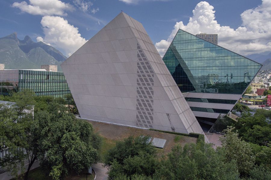 Vista exterior de un edificio del campus Monterrey del Tecnol&oacute;gico de Monterrey, instituci&oacute;n reconocida por su desempe&ntilde;o en el THE Sustainability Impact Rating 2026.