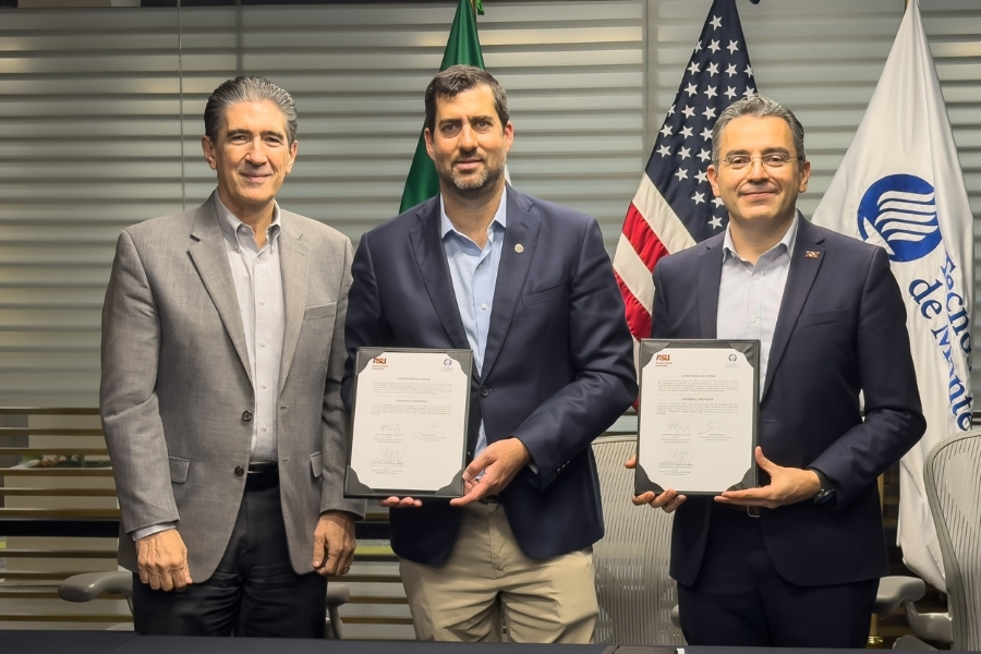 V&iacute;ctor Guti&eacute;rrez, Juan Pablo Murra y Marco Serrato posan durante la firma del convenio entre el Tec de Monterrey y Arizona State University.