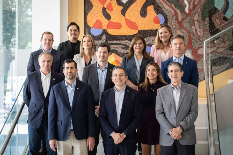 Representantes del Tecnol&oacute;gico de Monterrey y Arizona State University posan en grupo tras la firma de su convenio de colaboraci&oacute;n.