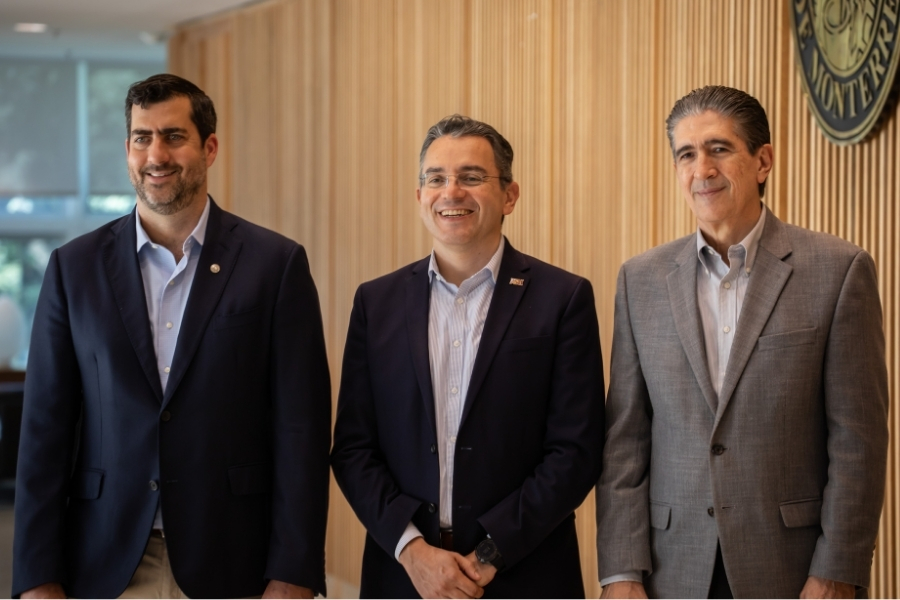 Juan Pablo Murra, Marco Serrato y V&iacute;ctor Guti&eacute;rrez durante el encuentro entre representantes del Tecnol&oacute;gico de Monterrey y Arizona State University.