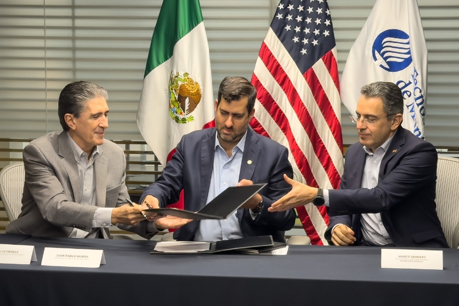 Juan Pablo Murra firma el convenio de colaboraci&oacute;n entre el Tecnol&oacute;gico de Monterrey y Arizona State University, acompa&ntilde;ado por V&iacute;ctor Guti&eacute;rrez y Marco Serrato.