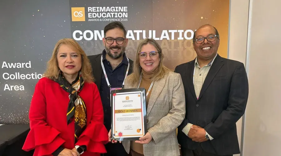 Miguel Rocha, profesor del Tec campus Quer&eacute;taro, lider&oacute; el proyecto &ldquo;Tec Factory Park&rdquo;, uno de los ganadores de oro de los QS Reimagine Education Awards 2025.
