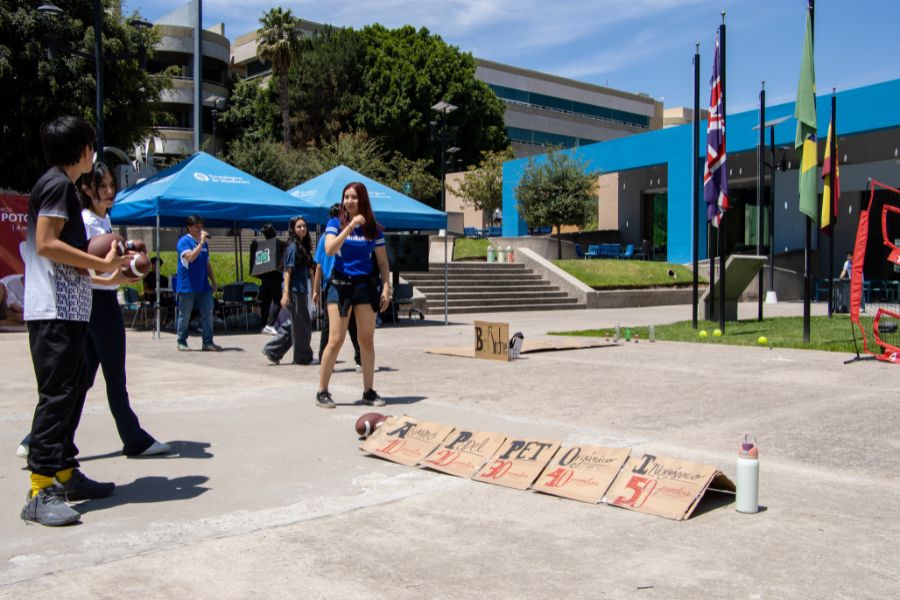 Estudiantes organizan juegos ecol&oacute;gicos dentro del campus para ense&ntilde;ar la cultura del reciclaje.