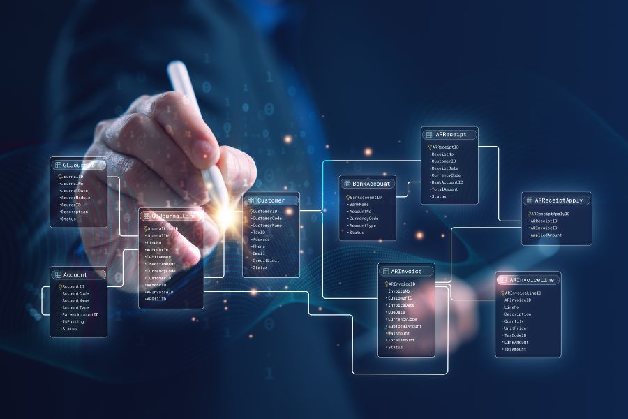 Un desarrollador que utiliza una interfaz digital para dise&ntilde;ar un esquema de base de datos SQL y un diagrama de relaci&oacute;n de entidades (ERD) con tablas conectadas. Perfecto para ingenier&iacute;a de datos, dise&ntilde;o de sistemas y conceptos de TI.