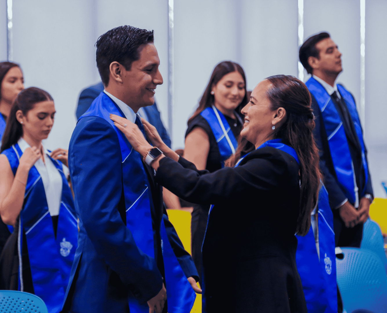 Víctor Aguilar y su profesora Lorena Martínez.