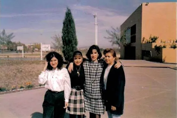 Ex alumnas de PrepaTec en los jardines de Campus Saltillo hace treinta a&ntilde;os.