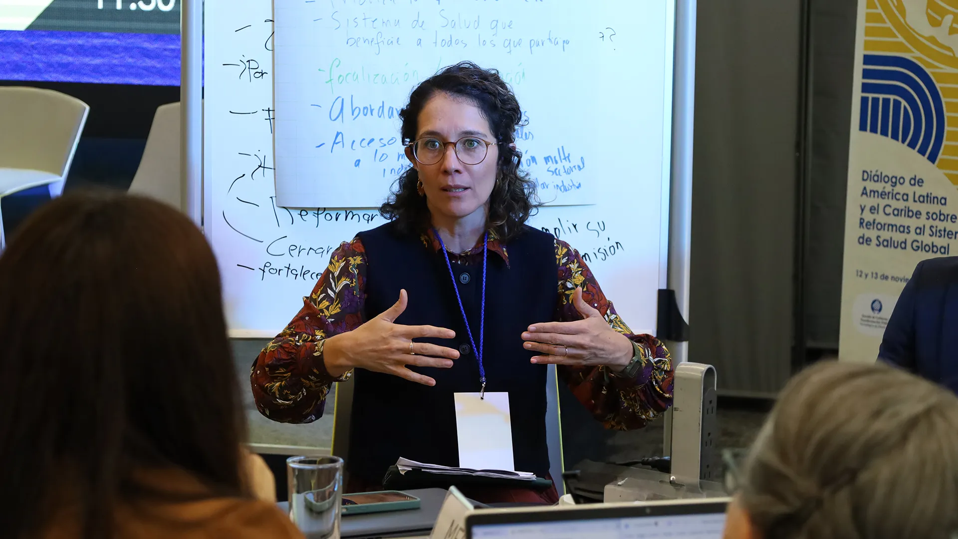 Abril Campos exponiendo su propuesta de arquitectura de salud global ante l&iacute;deres regionales.