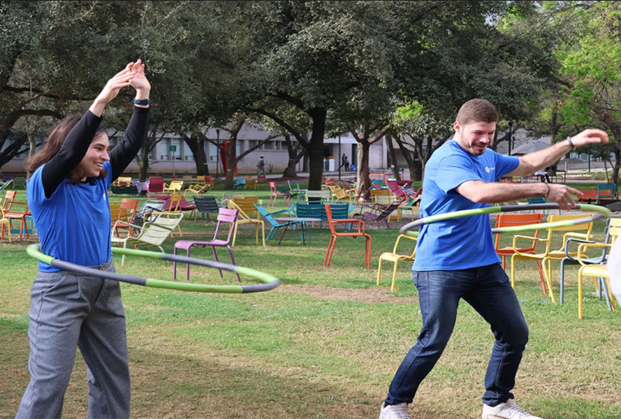 Dos personas en el hula hula