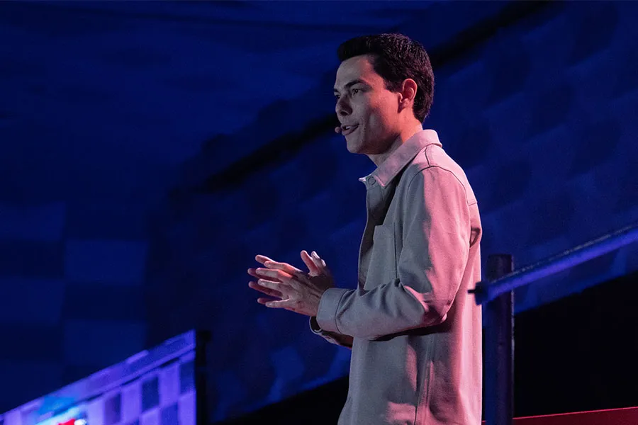 Adrián González hablando en escenario