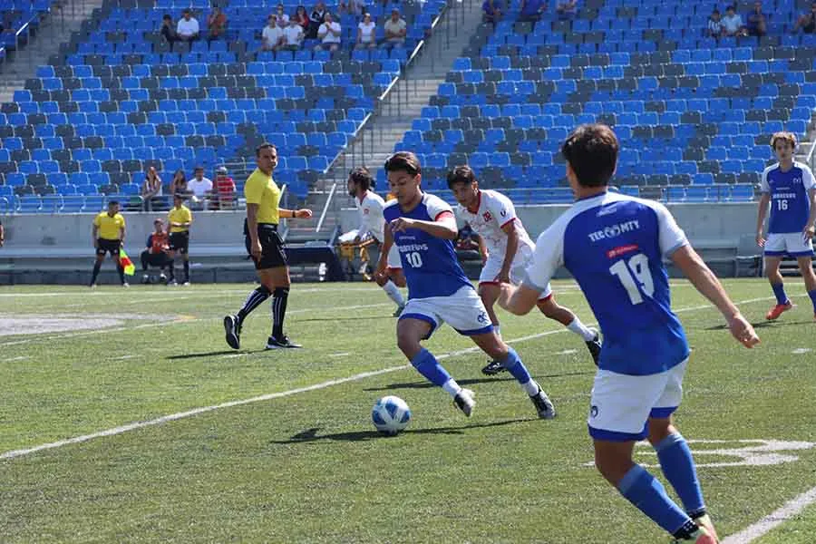 Adrián Peláez, capitán de Borregos Monterrey de futbol, en el partido final contra la UP Guadalajara en el Estadio Banorte, la casa de los Borregos.