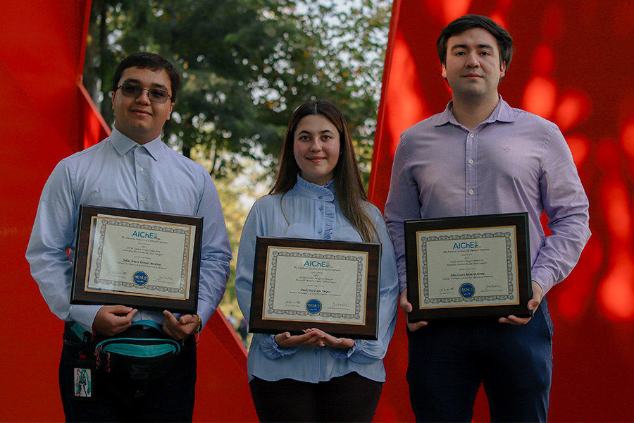 De izquierda a derecha: Juli&aacute;n, Paula y Julio con su placa de reconocimiento.