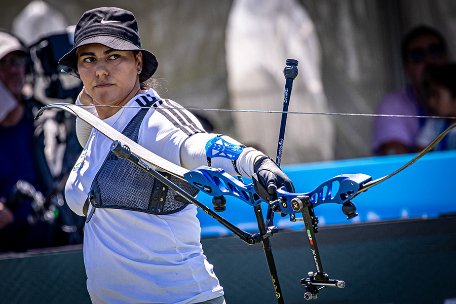 la medallista ol&iacute;mpica Alejandra Valencia de tiro con arco en competencia