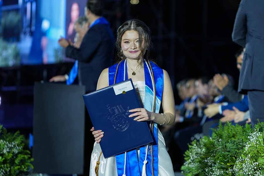Alexandria Aguirre, egresada del campus Monterrey, en ceremonia de graduación de profesional.