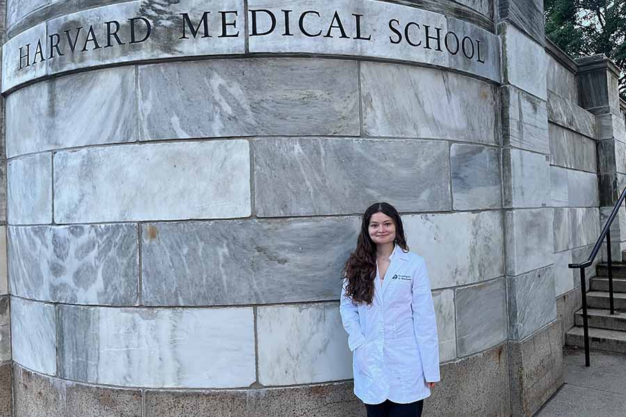 Alexandria Aguirre, egresada del campus Monterrey, en centro médico de Harvard.