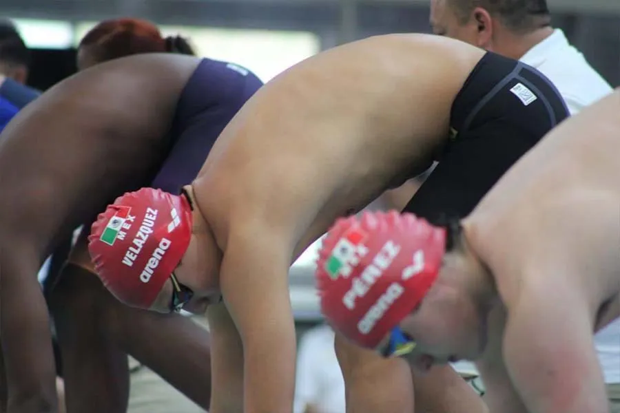 Joven nadador se prepara para competencia.