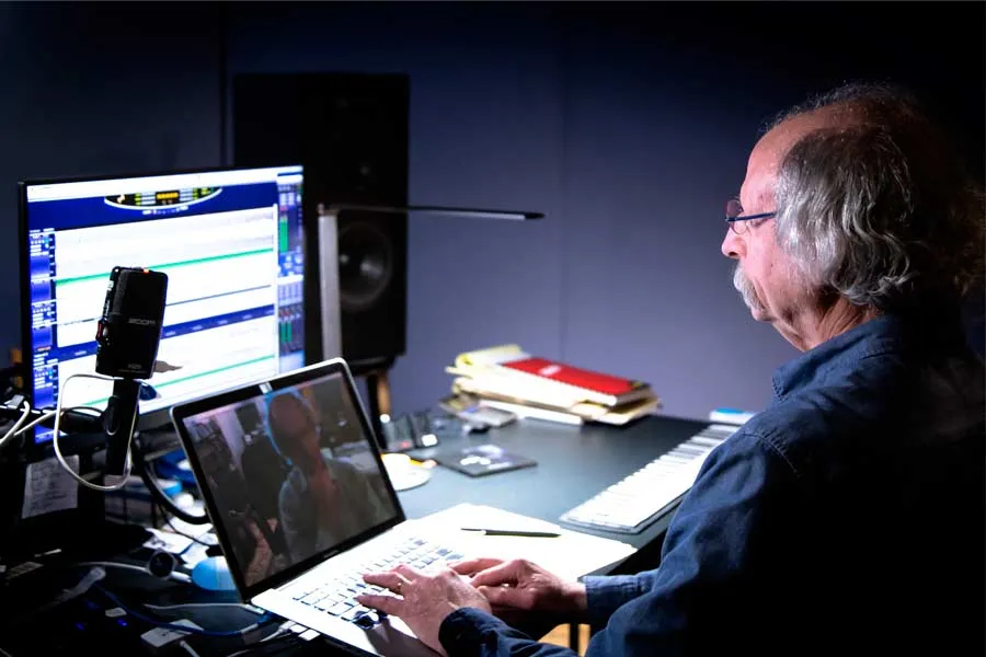 El profesor cuenta con un estudio de masterizaci&oacute;n en Monterrey, Nuevo Le&oacute;n.