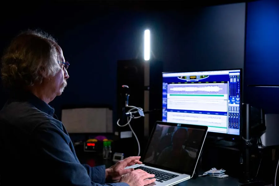 Allan Tucker ha trabajado en m&aacute;s de 3 mil 500 producciones discogr&aacute;ficas.