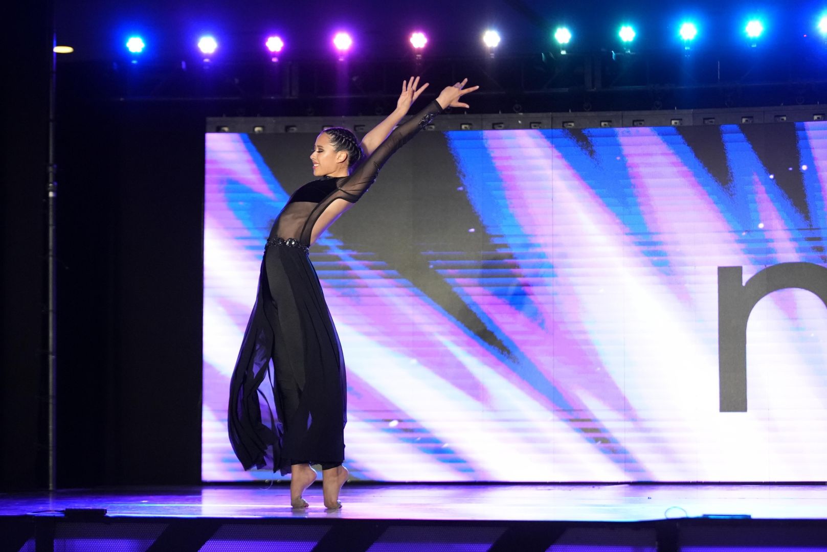 Romina Leos interpreta su pieza solista de danza l&iacute;rica